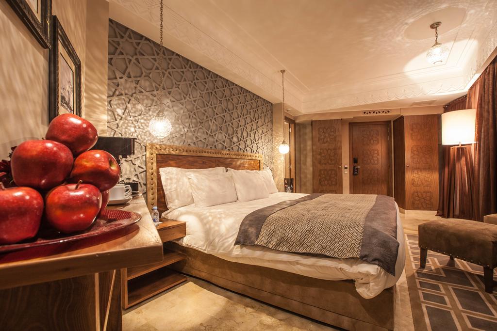 Hivernage Hotel & Spa Marrakesh Bagian luar foto A bedroom at the hotel