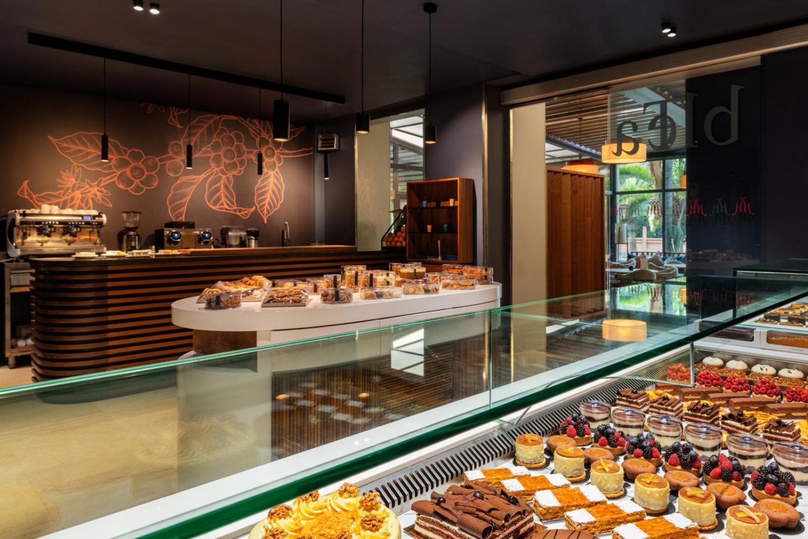 Hivernage Hotel & Spa Marrakesh Bagian luar foto The interior of a Starbucks Reserve store in Milan, Italy
