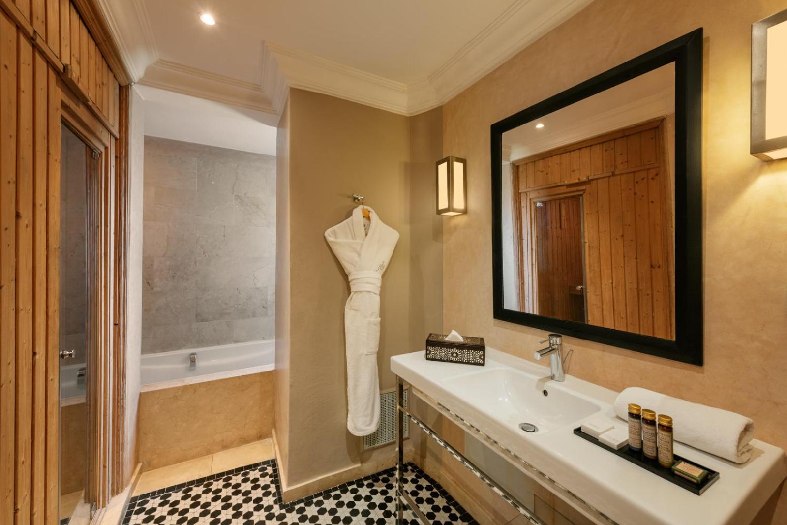 Hivernage Hotel & Spa Marrakesh Bagian luar foto A bathroom at the hotel